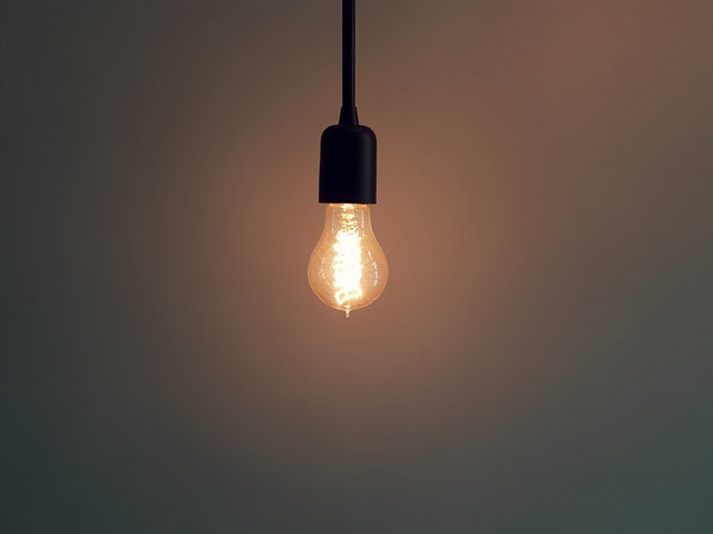 žárovka visící ze stropu